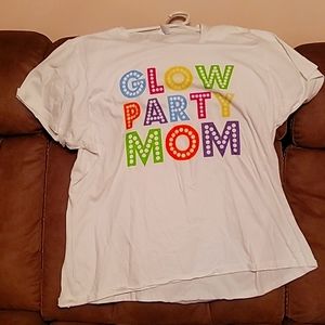 Women's white t shirt with glow party mom on it size 3x